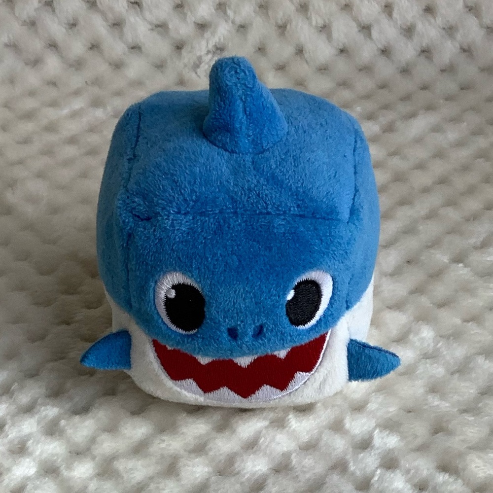 WowWee Pinkfong Plush Blue Singing Baby Shark Cube Stuffed Animal Toy Working